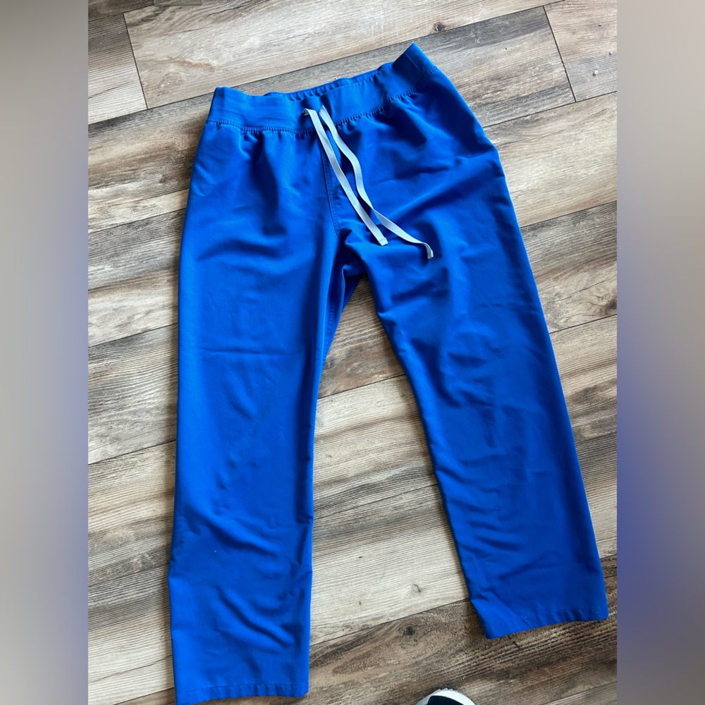 Figs large top and xl petite bottoms